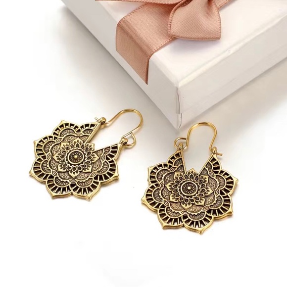Vintage Boho Carved Flower Drop Earrings Hollow Floral Medallion Gold - Picture 3 of 3